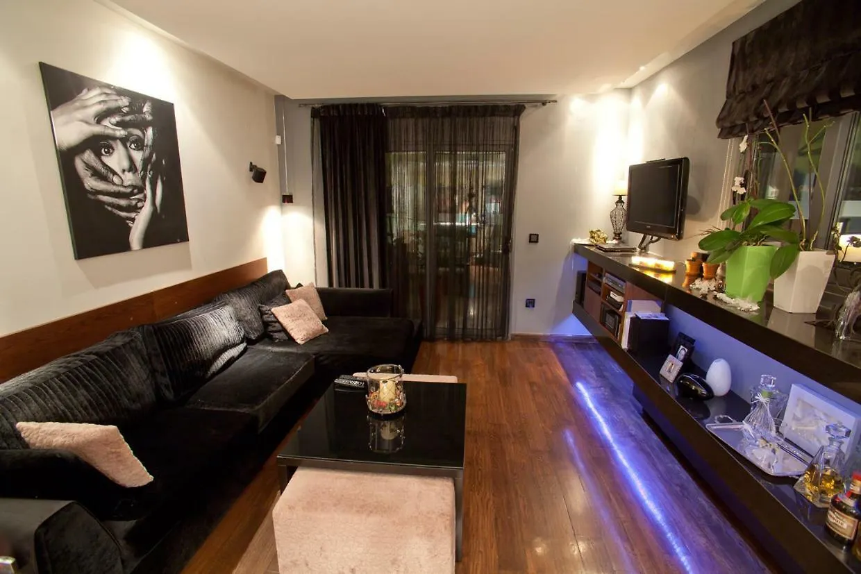 Deluxe Boutique Suite , Jacuzzi, Private Parking, Fireplace Thessaloníki 0*,  Grekland
