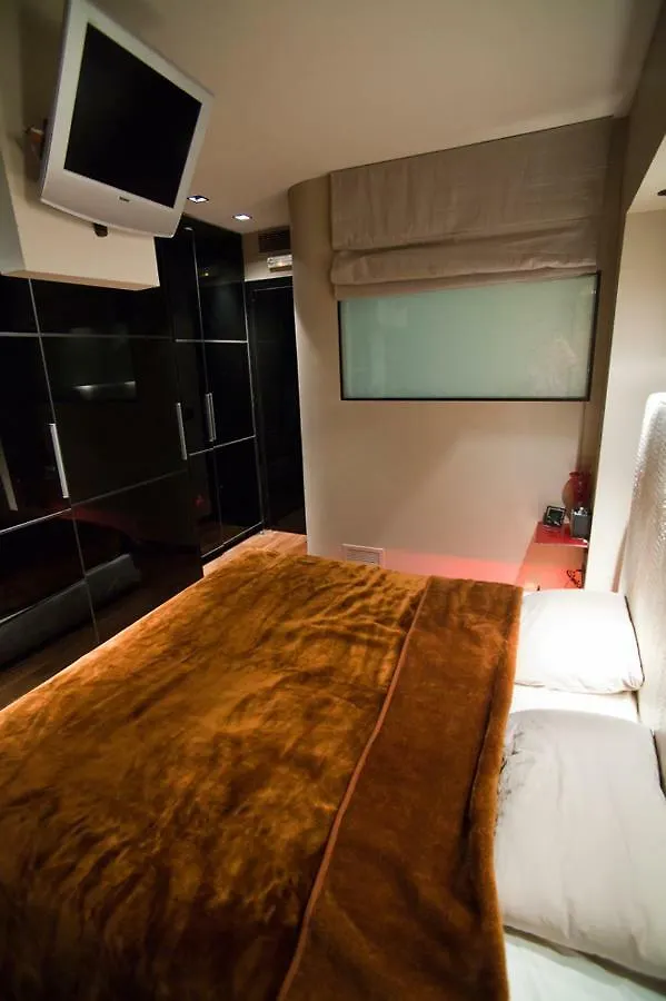 Deluxe Boutique Suite , Jacuzzi, Private Parking, Fireplace Thessaloniki Apartment